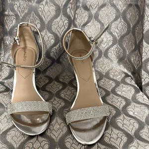 Bring a little sparkle to the night great for prom